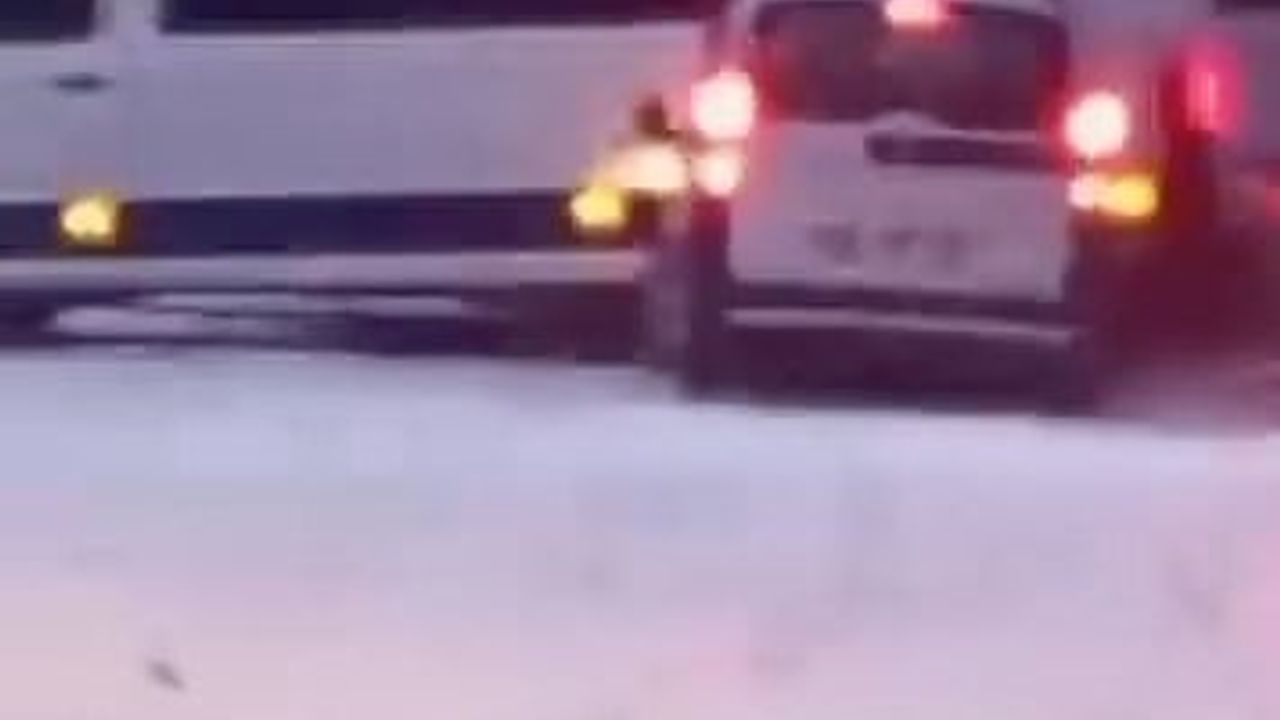 Elazığ'da karlı yolda kayan hafif ticari araç minibüse çarptı