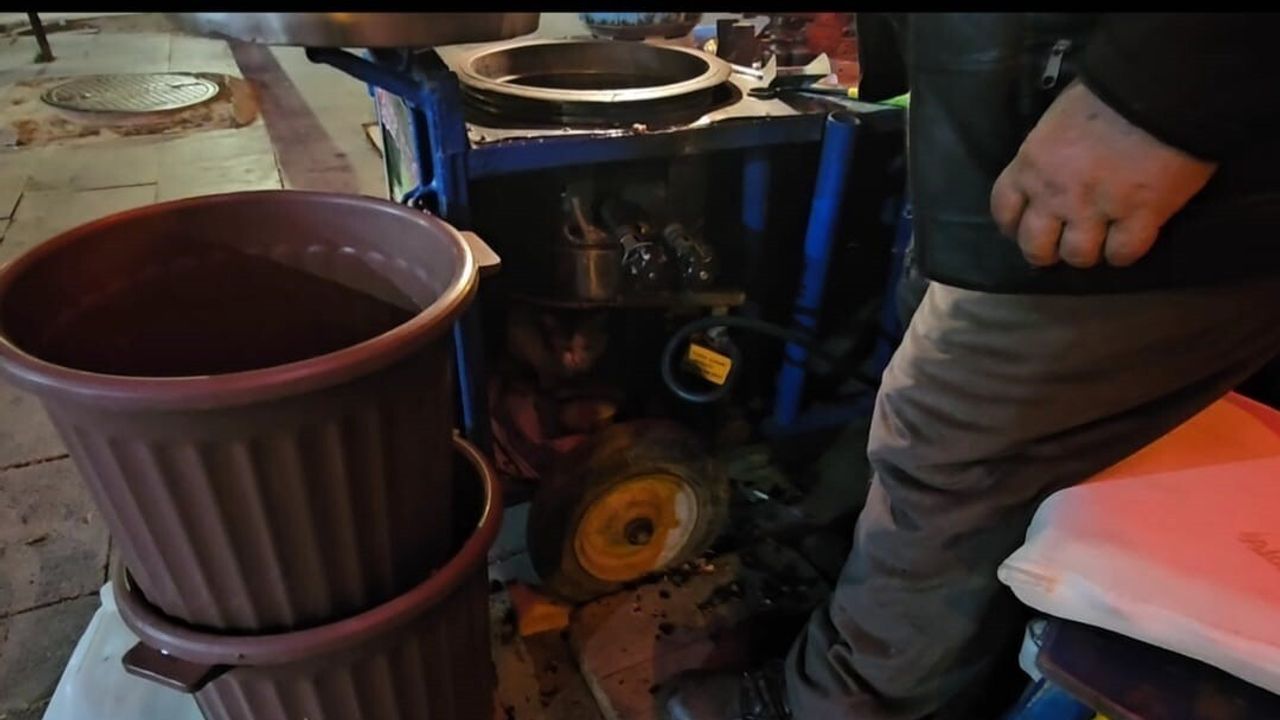 Elazığ'da kestane satıcısının sıcak misafiri