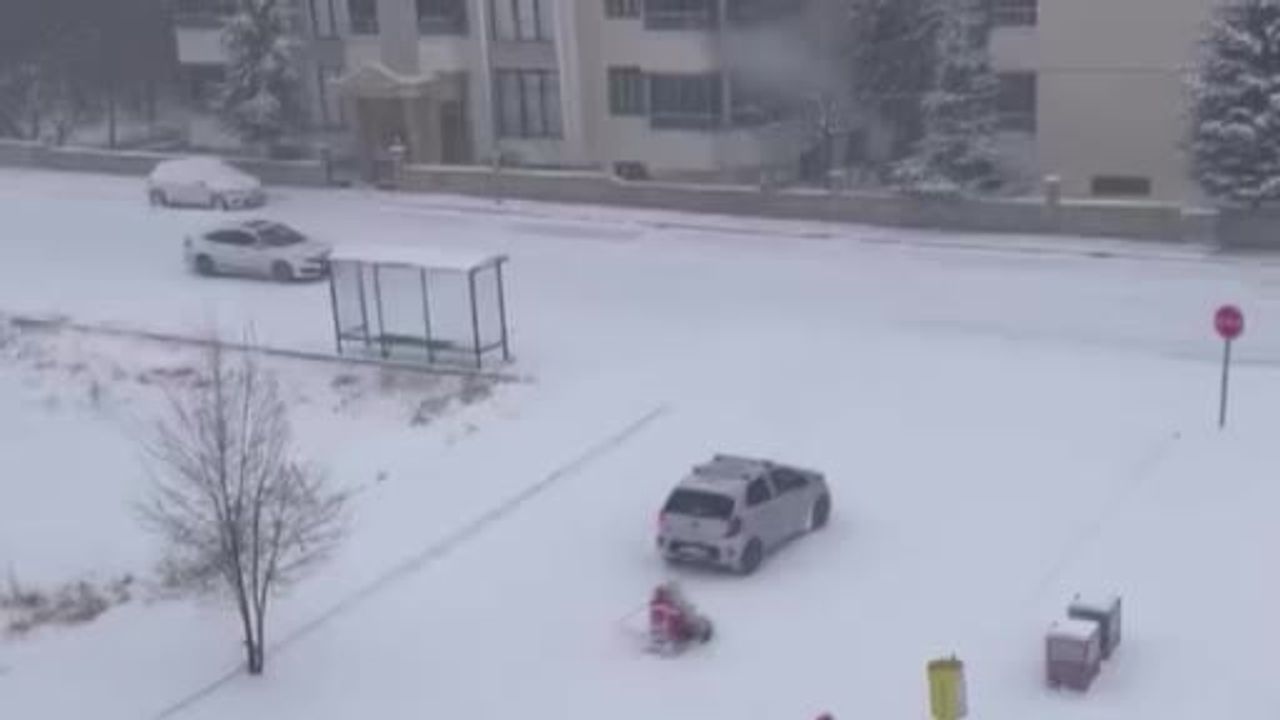 Elazığ'da kızağı araca bağlayıp çektiler: tehlikeli eğlence kamerada