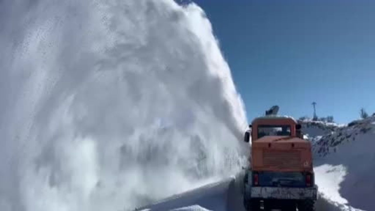 Elazığ'da köy yollarında karla mücadele sürüyor