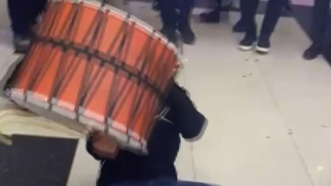 Elazığ'da LED gözlüklü davulcu düğünde ilgi odağı oldu