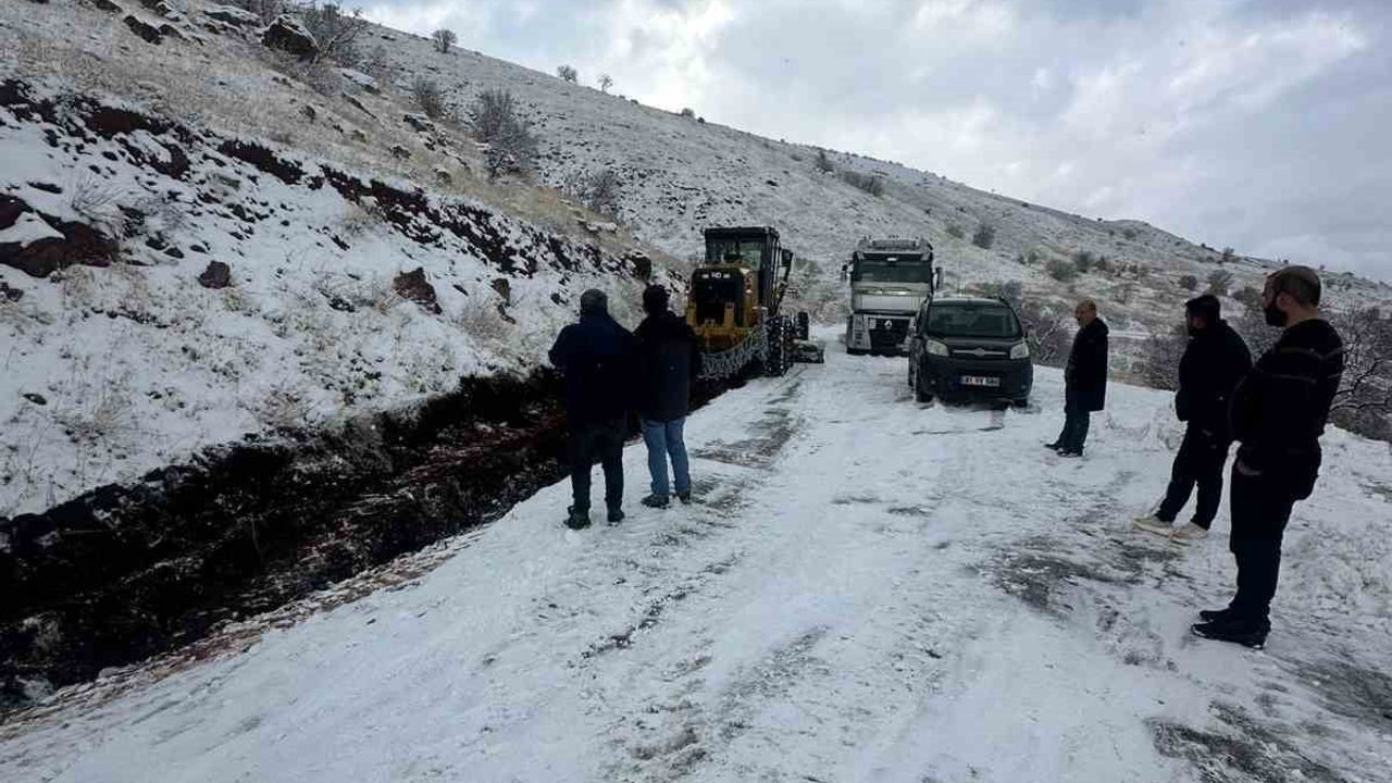 Elazığ'da Maden'de mahsur kalan araçlar kurtarıldı