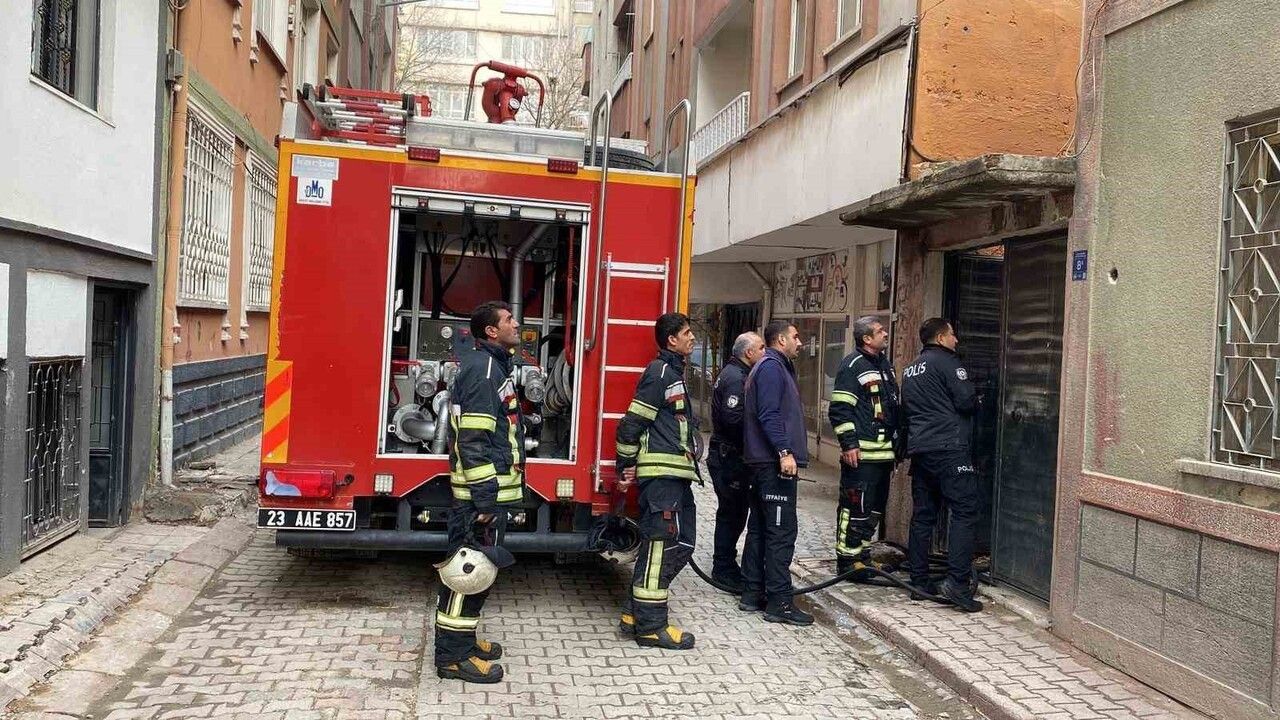 Elazığ'da metruk iki katlı binada yangın — üçüncü kez