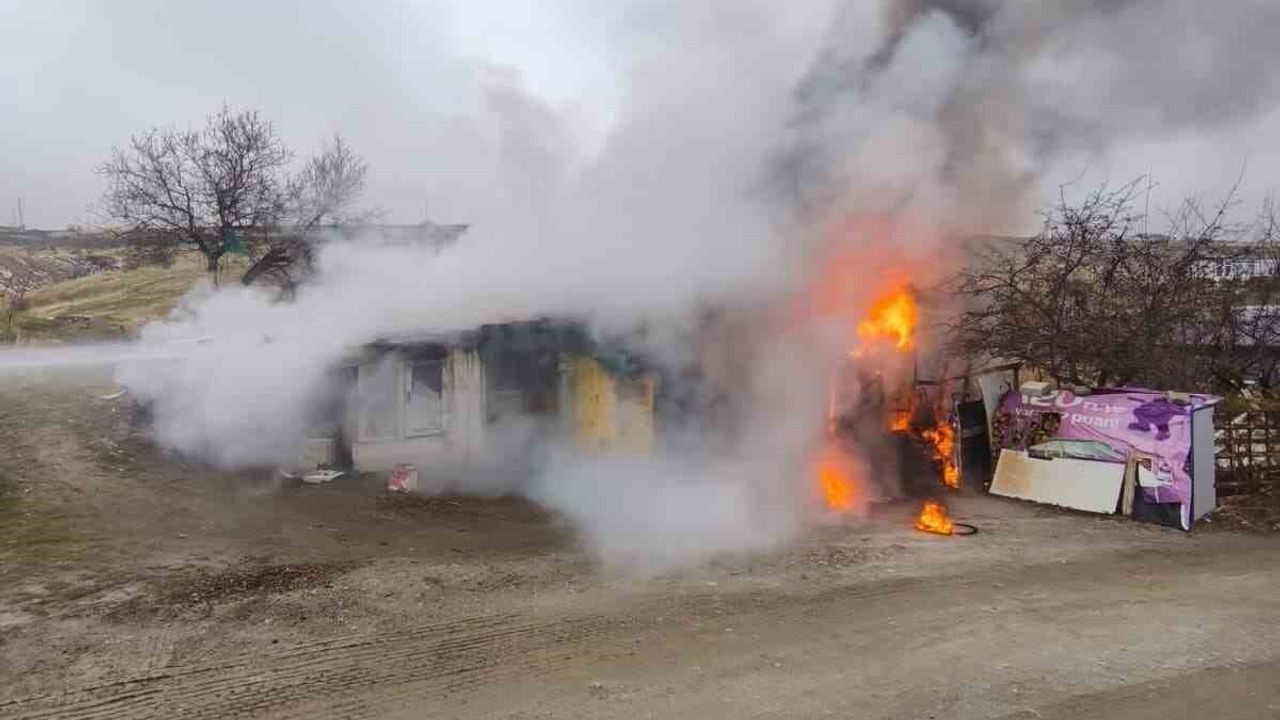 Elazığ'da odunluk deposunda yangın kontrol altına alındı