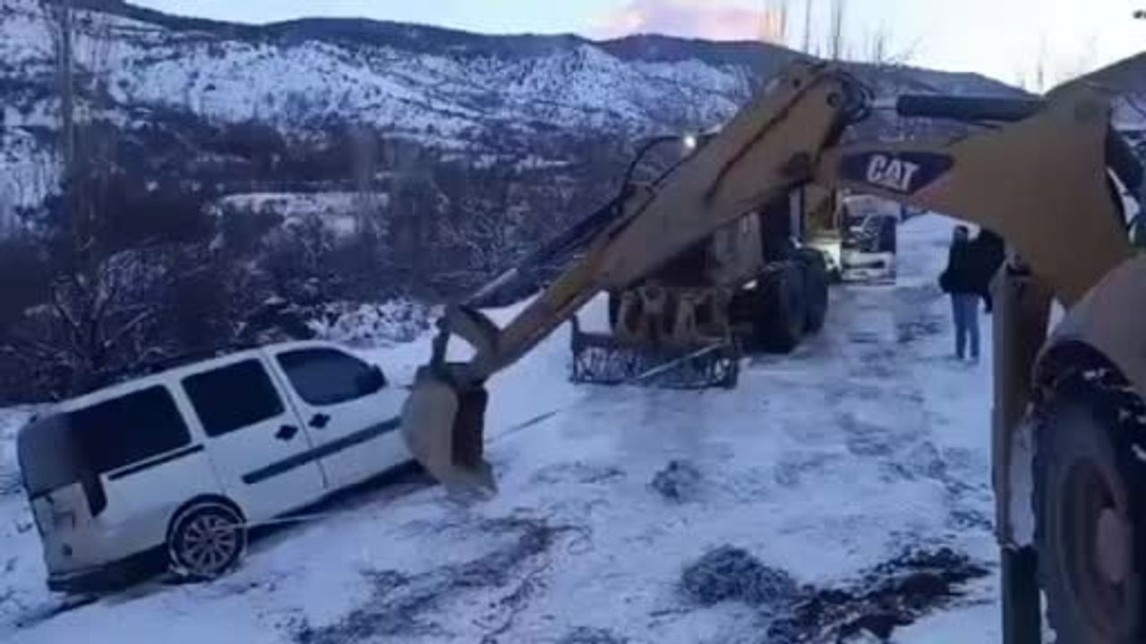 Elazığ'da Sakabaşı yolunda mahsur kalan araç kurtarıldı