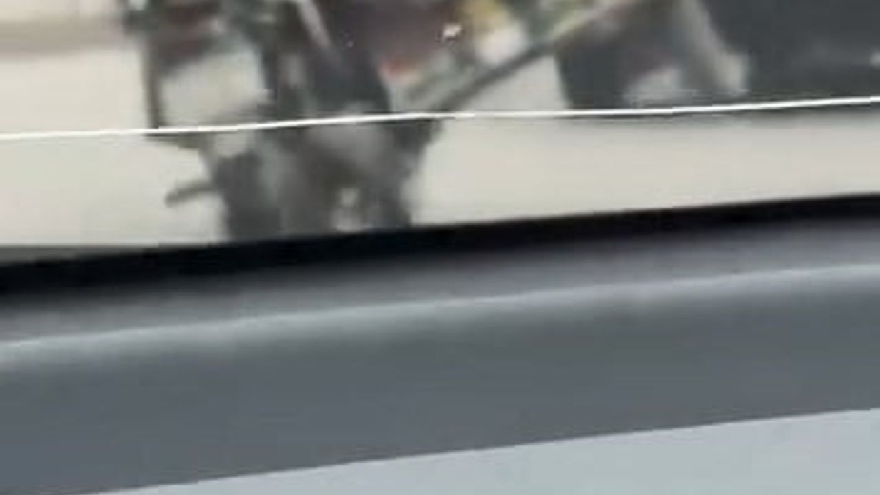 Elazığ'da sepetli motosiklette tüp taşıyan sürücünün tehlikeli hareketi kamerada