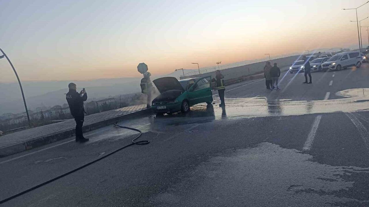 Elazığ'da seyir halindeki araç Osman Erbaş Bulvarı'nda alev aldı