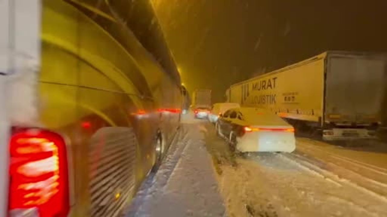 Elazığ'da yoğun kar yağışı Güney Çevre Yolu'nda araçları yolda bıraktı