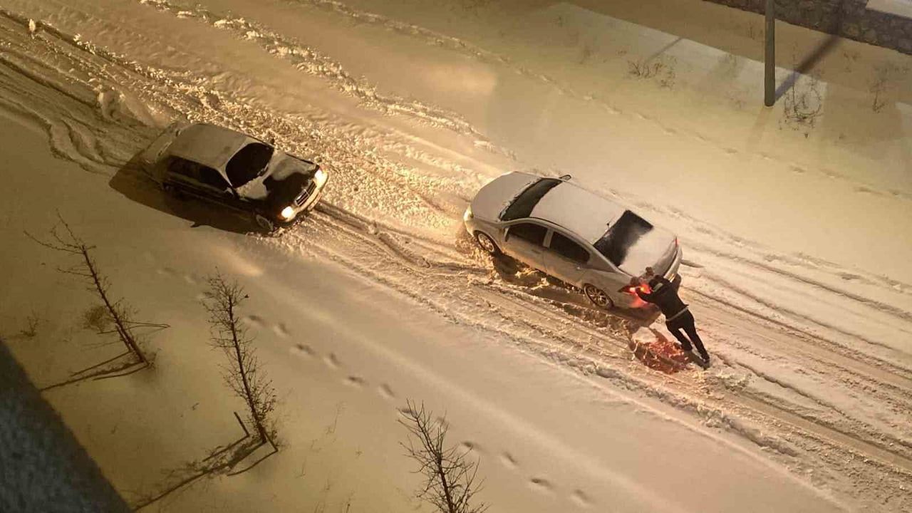 Elazığ'da yolda kalan araçlar el birliğiyle çıkarıldı