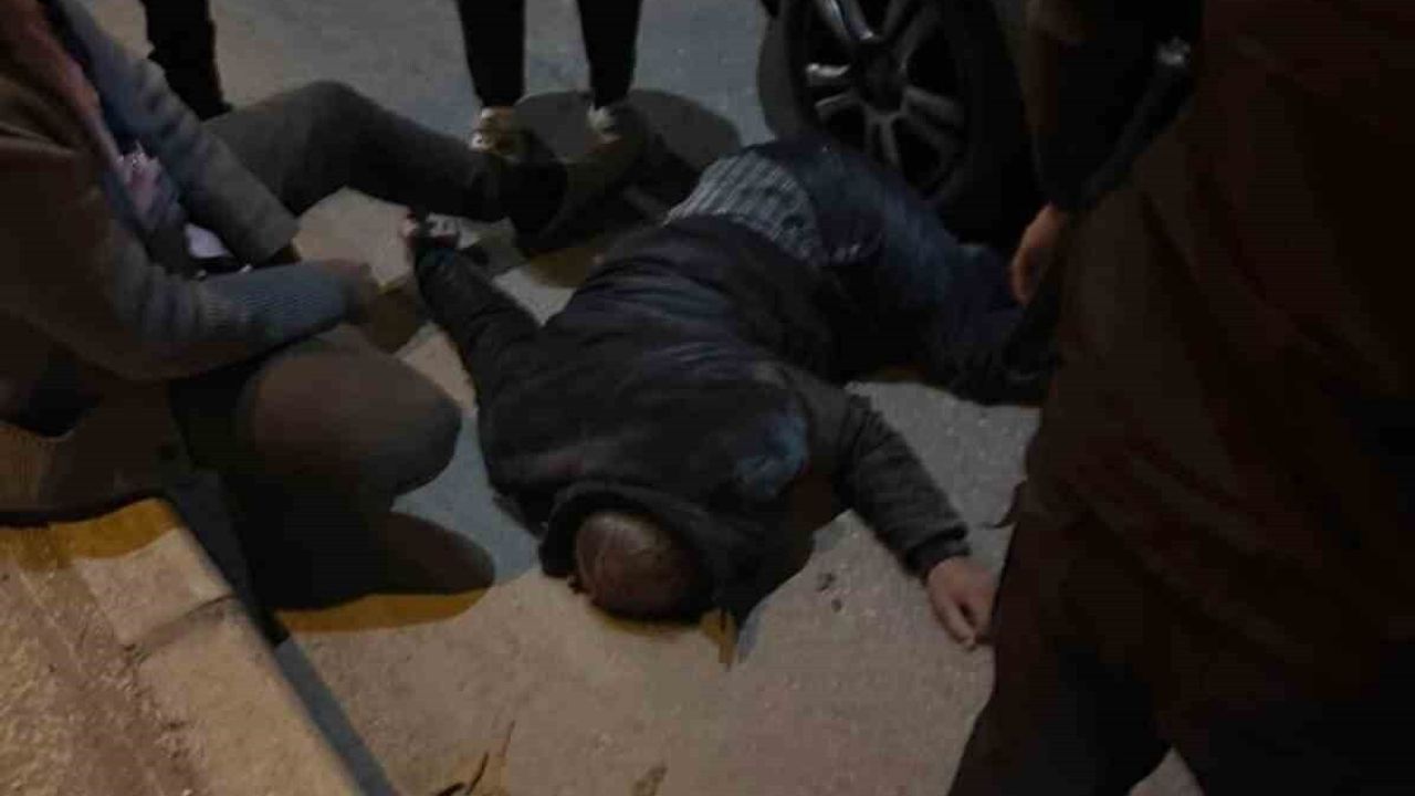 Elazığ'da yolun karşısına geçmeye çalışan kişi otomobilin çarpmasıyla ağır yaralandı