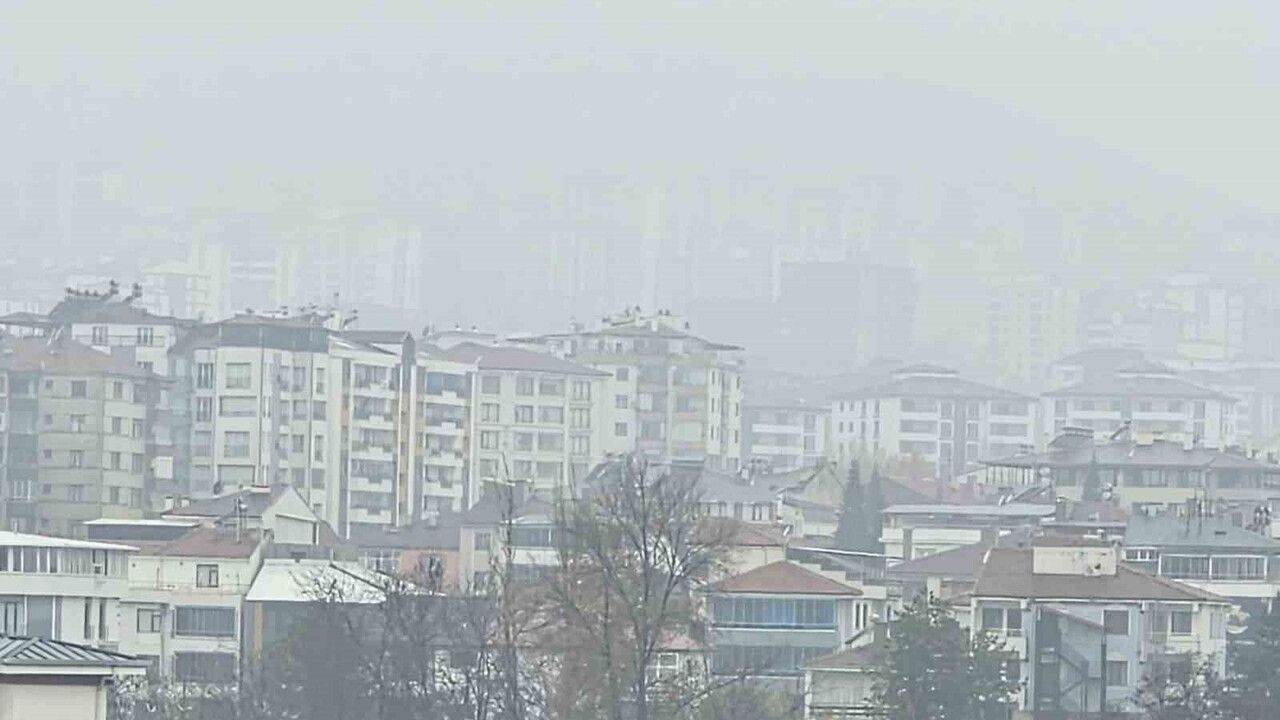 Elazığ'ın yükseklerinde sis: görüş 5 metreye kadar düştü