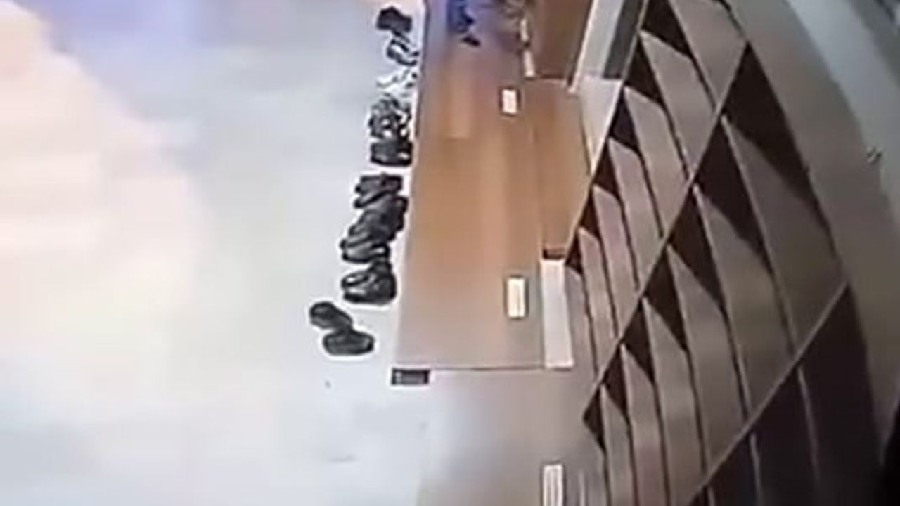 Elazığ Kubbeli Camide Ayakkabı Hırsızlığı Kamerada