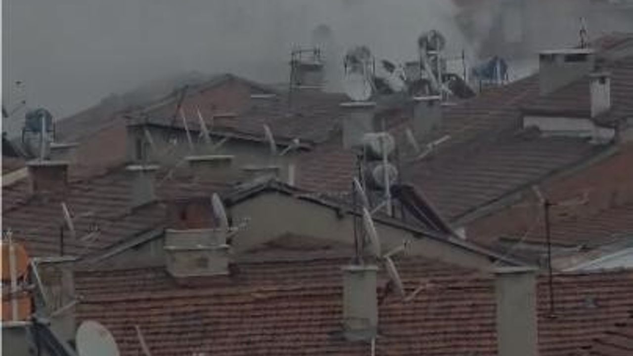 Elazığ Rızaiye Mahallesi'nde 5 katlı metruk binada yangın kontrol altına alındı