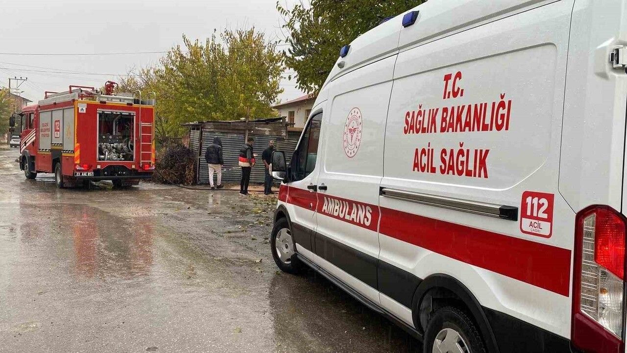 Elazığ Sürsürü'de çatı yangını — 1 kişi dumandan etkilendi