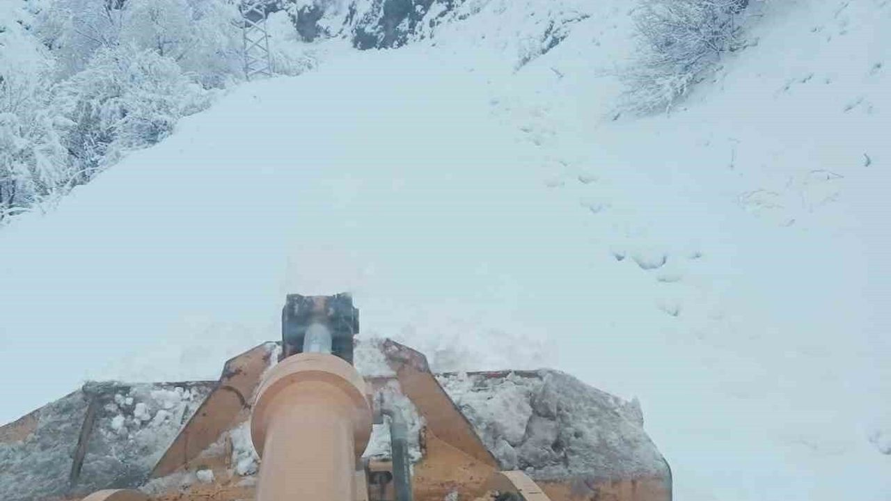 Eleşkirt'te 10 köy yolu kar temizliğiyle ulaşıma açıldı