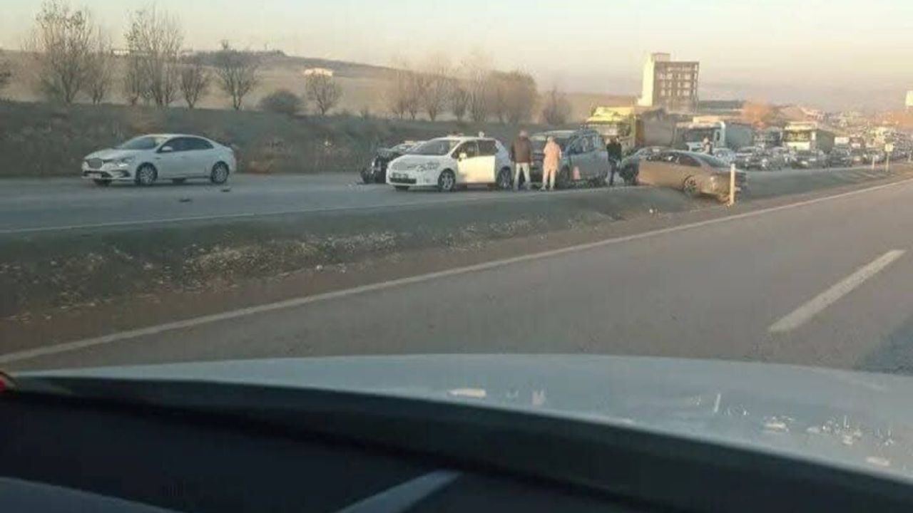 Elmadağ'da 5 araçlı zincirleme kaza: 4 kişi yaralandı