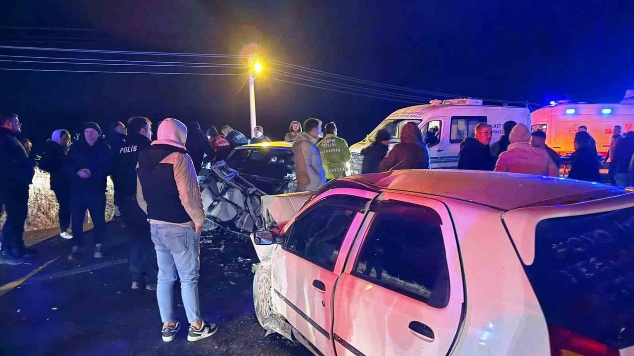 Emet’te iki otomobil kafa kafaya çarpıştı: 4 yaralı
