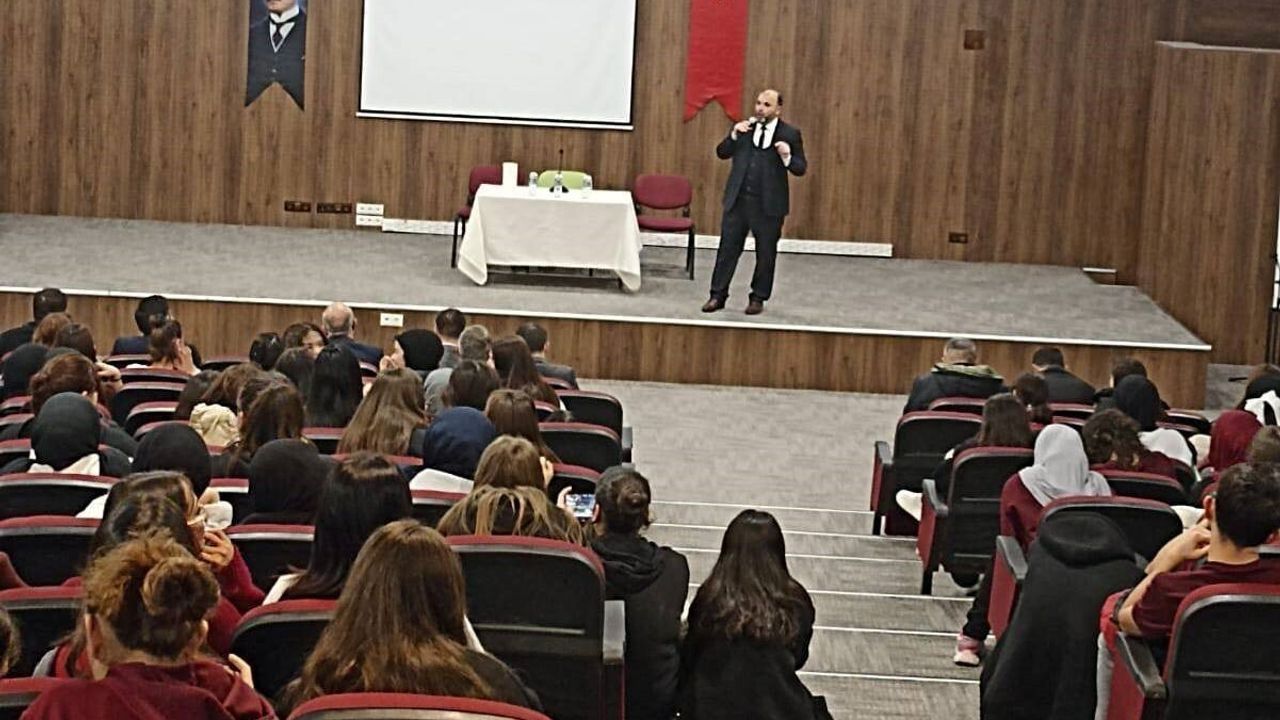 Emet’te liselilere 'Hz. Peygamber ve Şahsiyet İnşası' konferansı