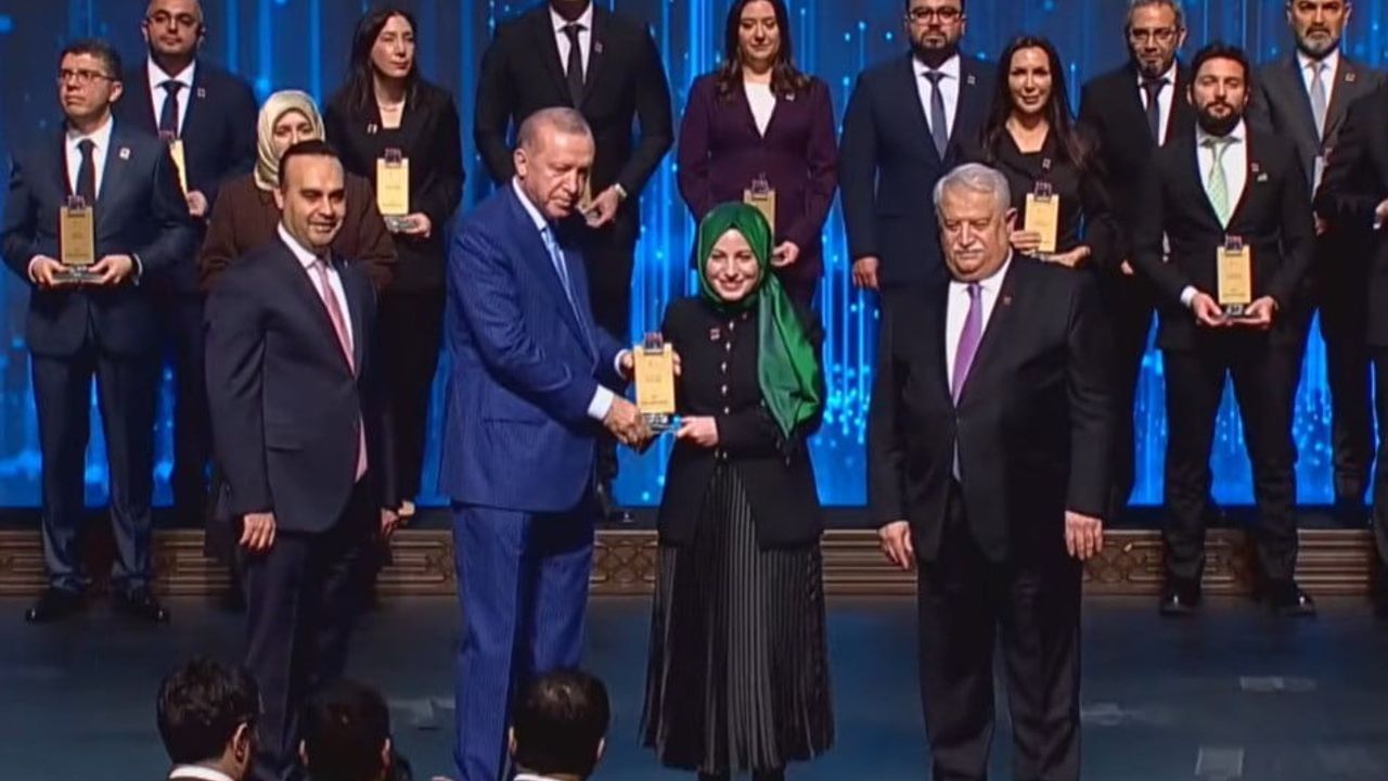 Emine Şahin TÜBA-GEBİP Ödülünü Cumhurbaşkanından Aldı