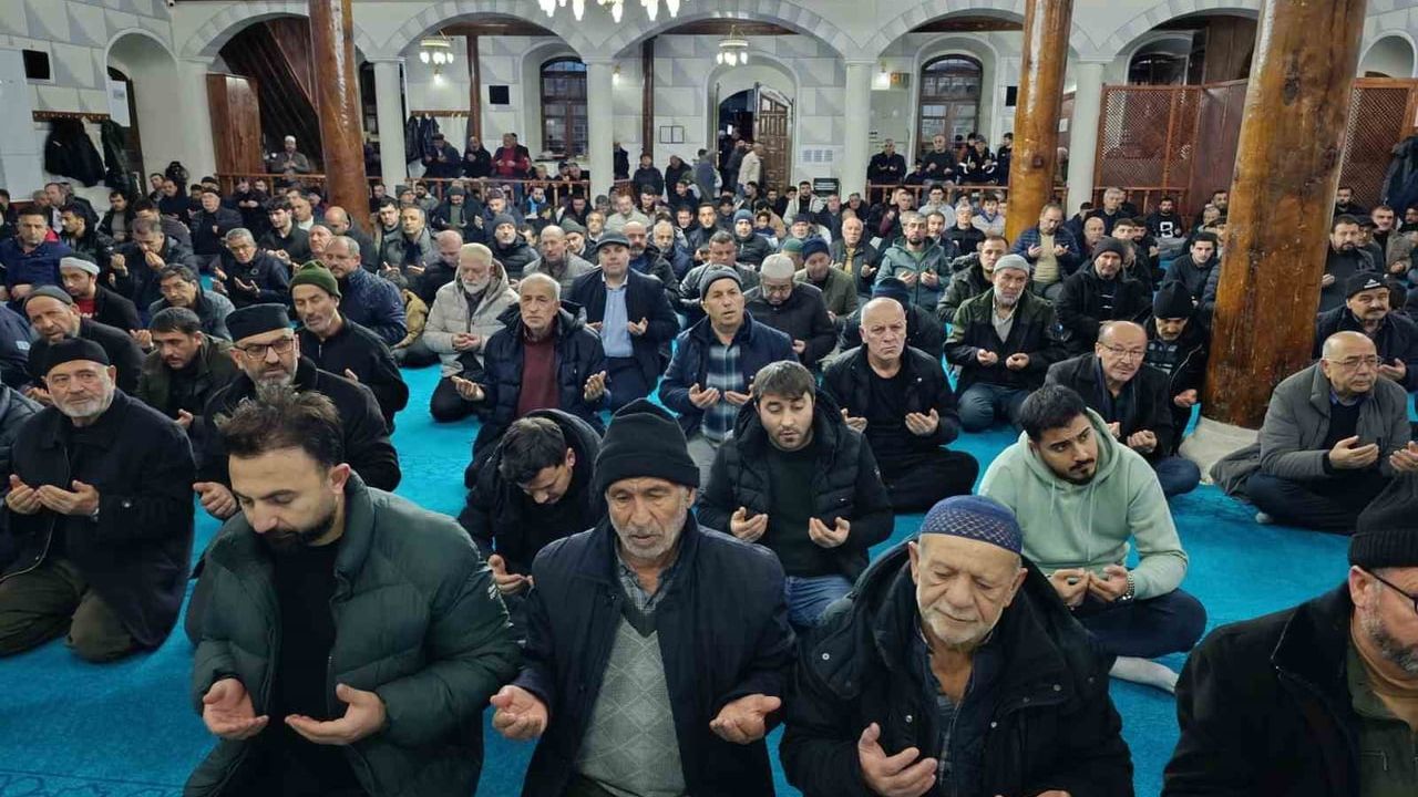 Emirdağ Çarşı Camii'nde Regaip Kandili programı gerçekleşti