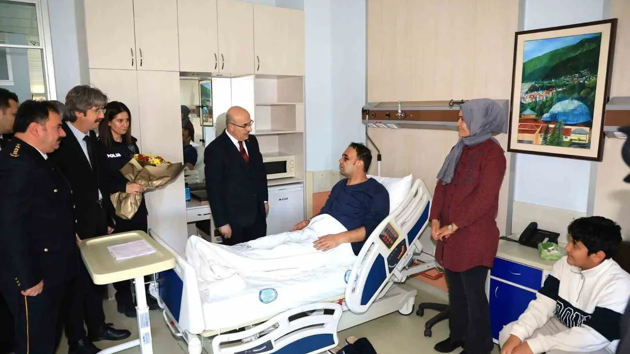 Emniyet Genel Müdürü Mahmut Demirtaş Yalova'da Yaralı Polisi Hastanede Ziyaret Etti