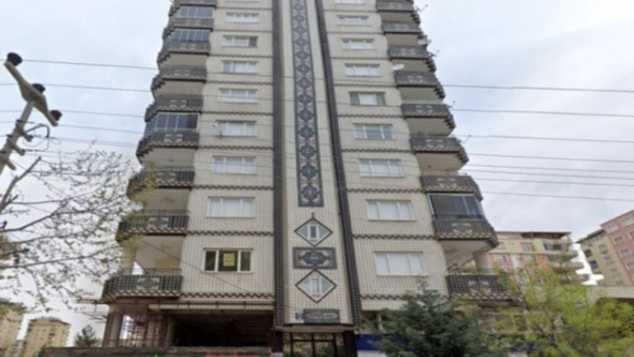 Emre Apartmanı davasında 4 sanık adli kontrolle tahliye edildi; tutuklu müteahhide 19 yıl 6 ay hapis