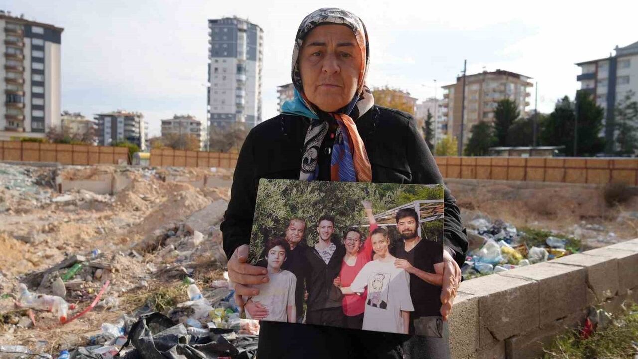 Emre Apartmanı enkazında yakınlarını kaybeden kadın enkaz başında adalet bekliyor