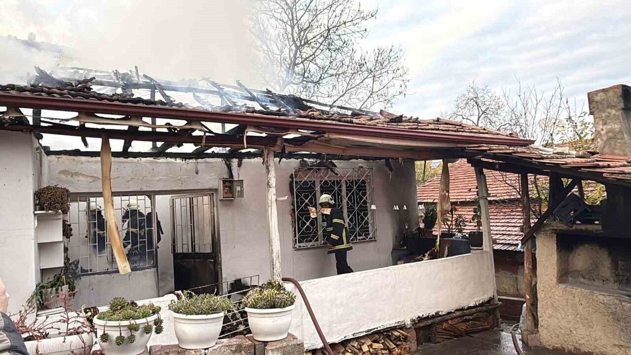 Erbaa'da elektrik kontağından çıktığı değerlendirilen yangın, tek katlı evi küle çevirdi