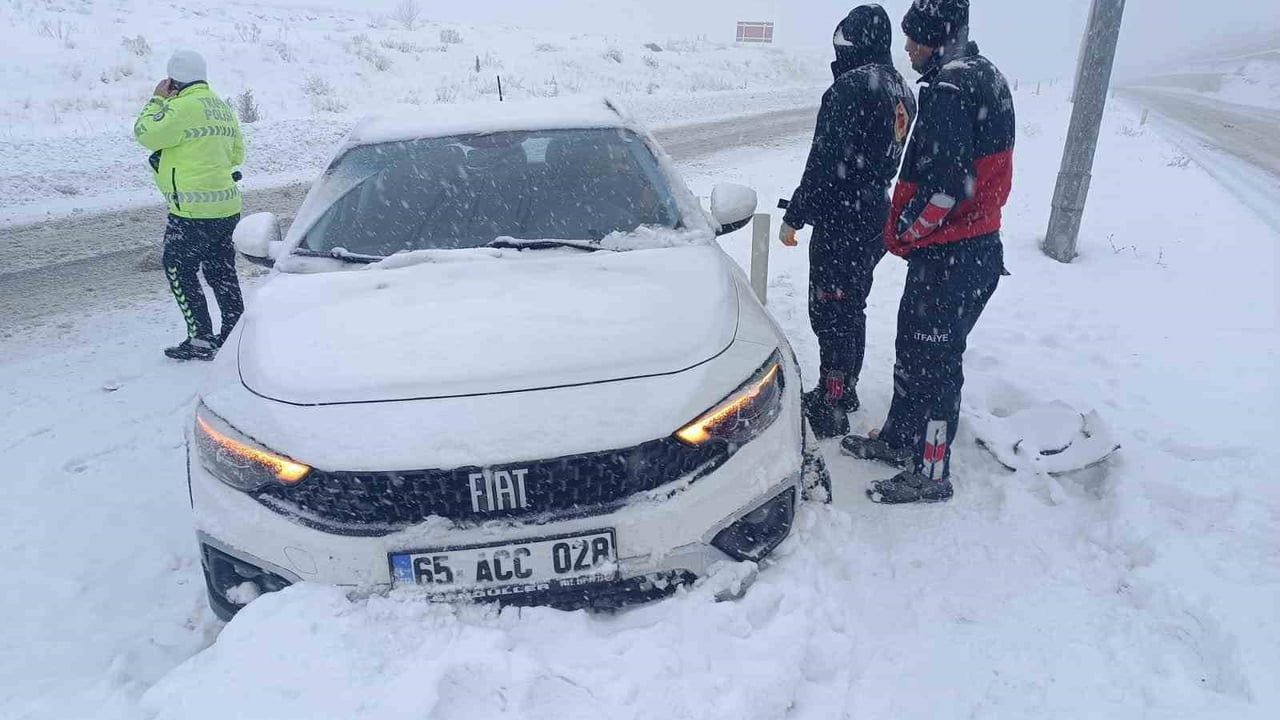 Erciş'te Fiat Egea refüje çarptı: 1 kişi yaralandı
