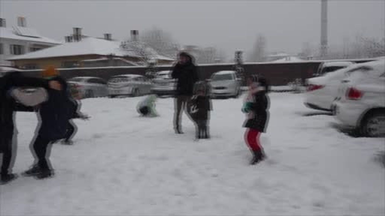 Erciş'te kar sevinci: Kartopu ve kardan adam keyfi