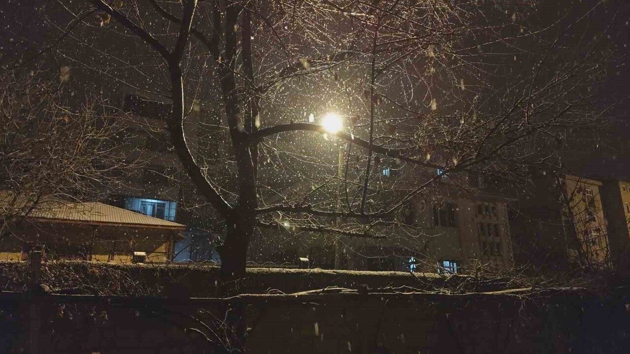 Erciş'te kar yağışı şehir merkezini beyaza bürüdü