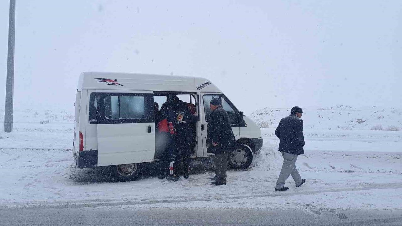 Erciş'te minibüs kaldırıma çarptı: 3 yaralı