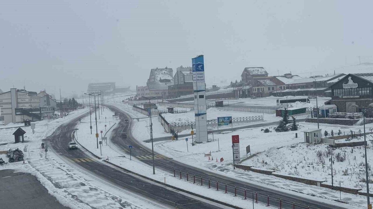 Erciyes’te kar yağışı kayakseverleri sevindirdi