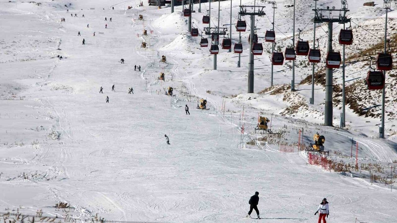 Erciyes’te kayak sezonu açıldı, pistler kayakseverlerle doldu