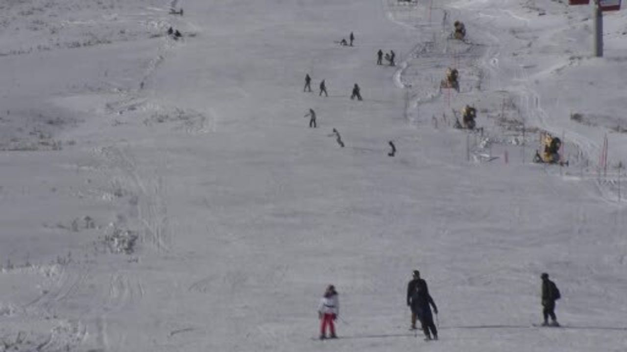 Erciyes'te kayak sezonu açıldı, pistler kayakseverlerle doldu