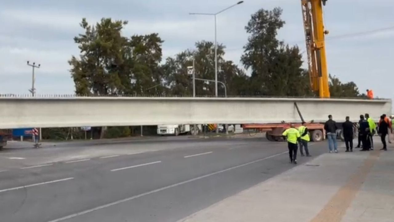 Erdemli'de beton blok yüklü tırın tekeri koptu, D-400 trafiğe kapandı