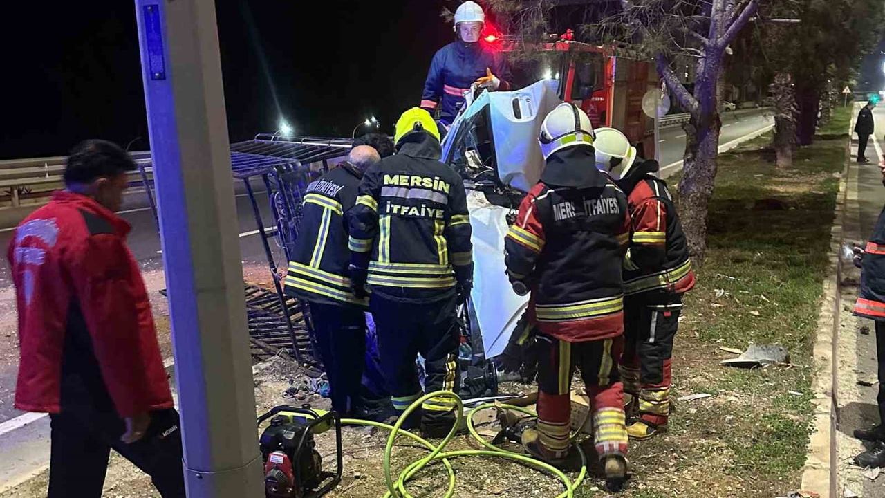 Erdemli'de devrilen kamyonette sürücü itfaiye tarafından kurtarıldı