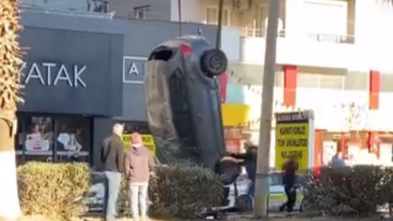 Erdemli'de otomobil refüje çarparak takla attı — kaza anları kamerada