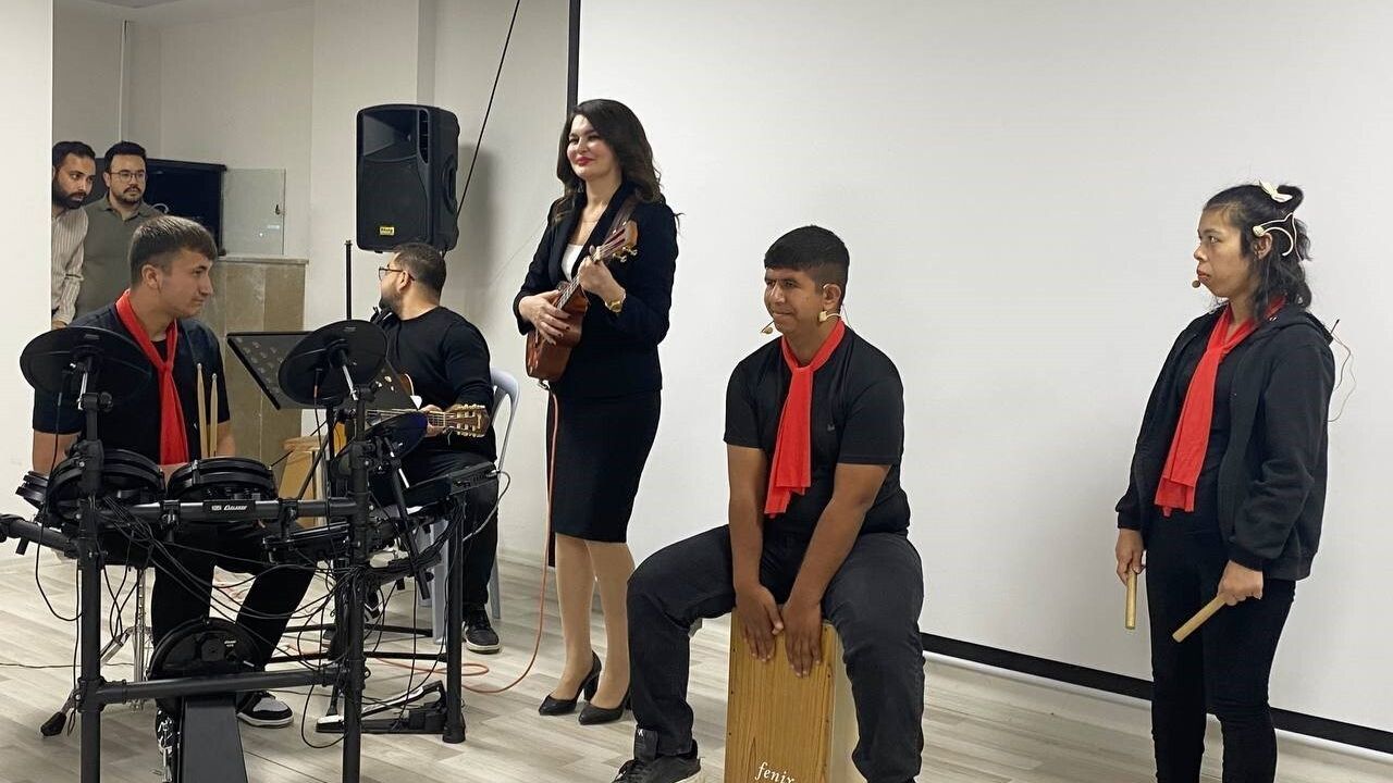 Erdemli'de özel bireylerin 3 Aralık etkinliği renkli görüntülere sahne oldu