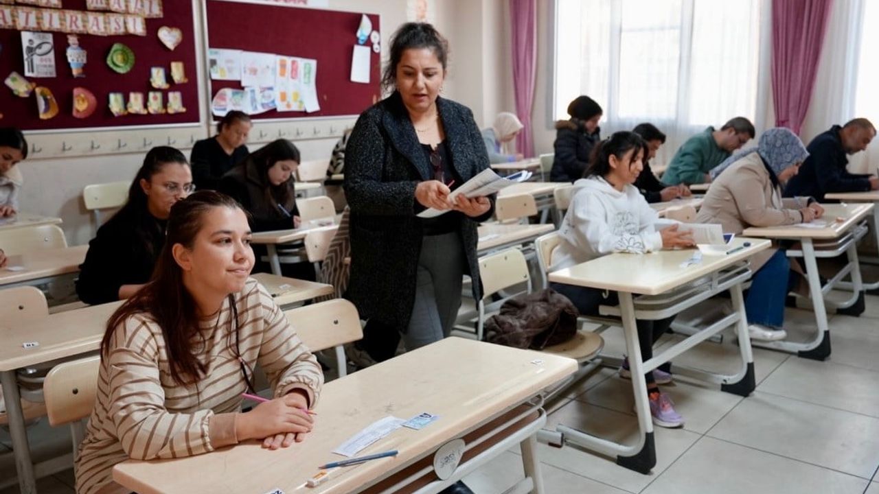 Erdemli’de veliler okudukları kitaptan sınava girdi