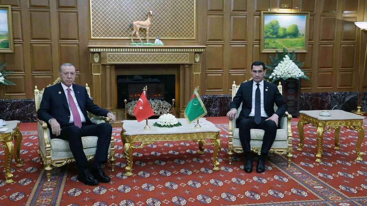 Erdoğan, Aşkabat’ta Berdimuhamedov ile bir araya geldi