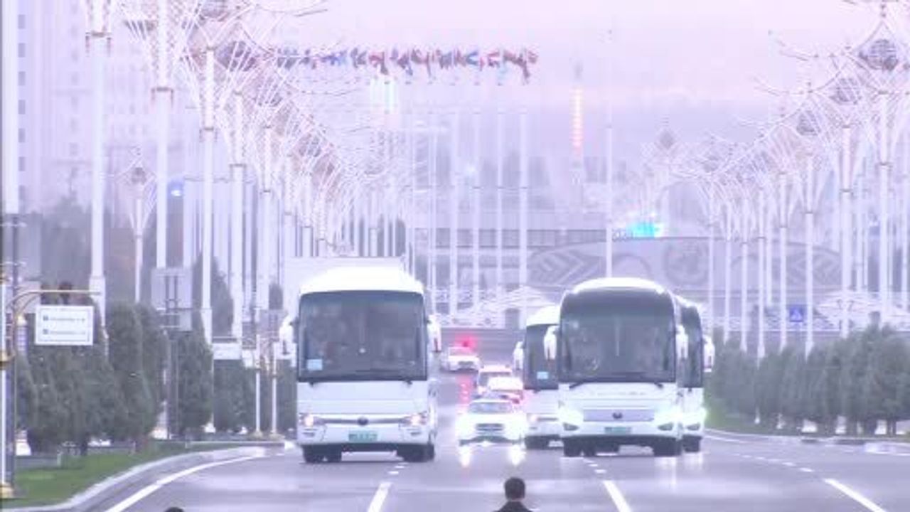 Erdoğan Aşkabat’ta Tarafsızlık Anıtı’na Çelenk Koydu