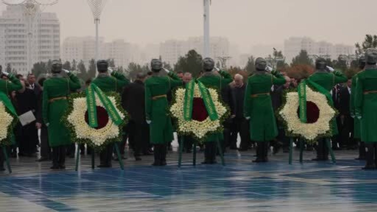 Erdoğan Aşkabat'ta Tarafsızlık Anıtı'na Çelenk Koydu