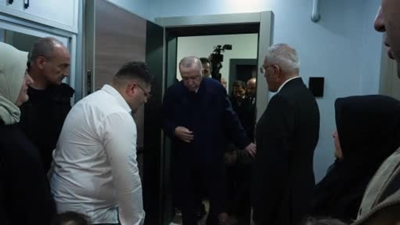 Erdoğan depremzede ailenin yeni evini ziyaret etti