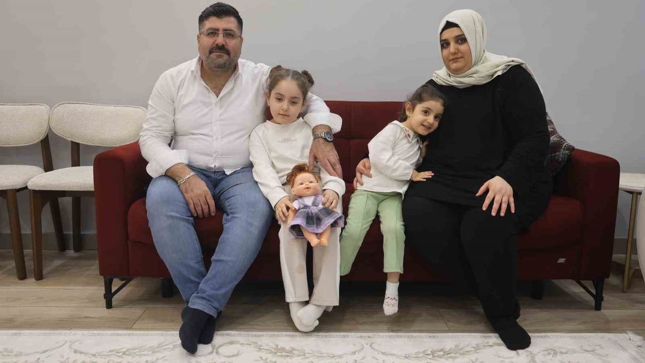 Erdoğan, Hatay’da Karakuş ailesini 600 Konutlar Sitesi’ndeki yeni evinde ziyaret etti