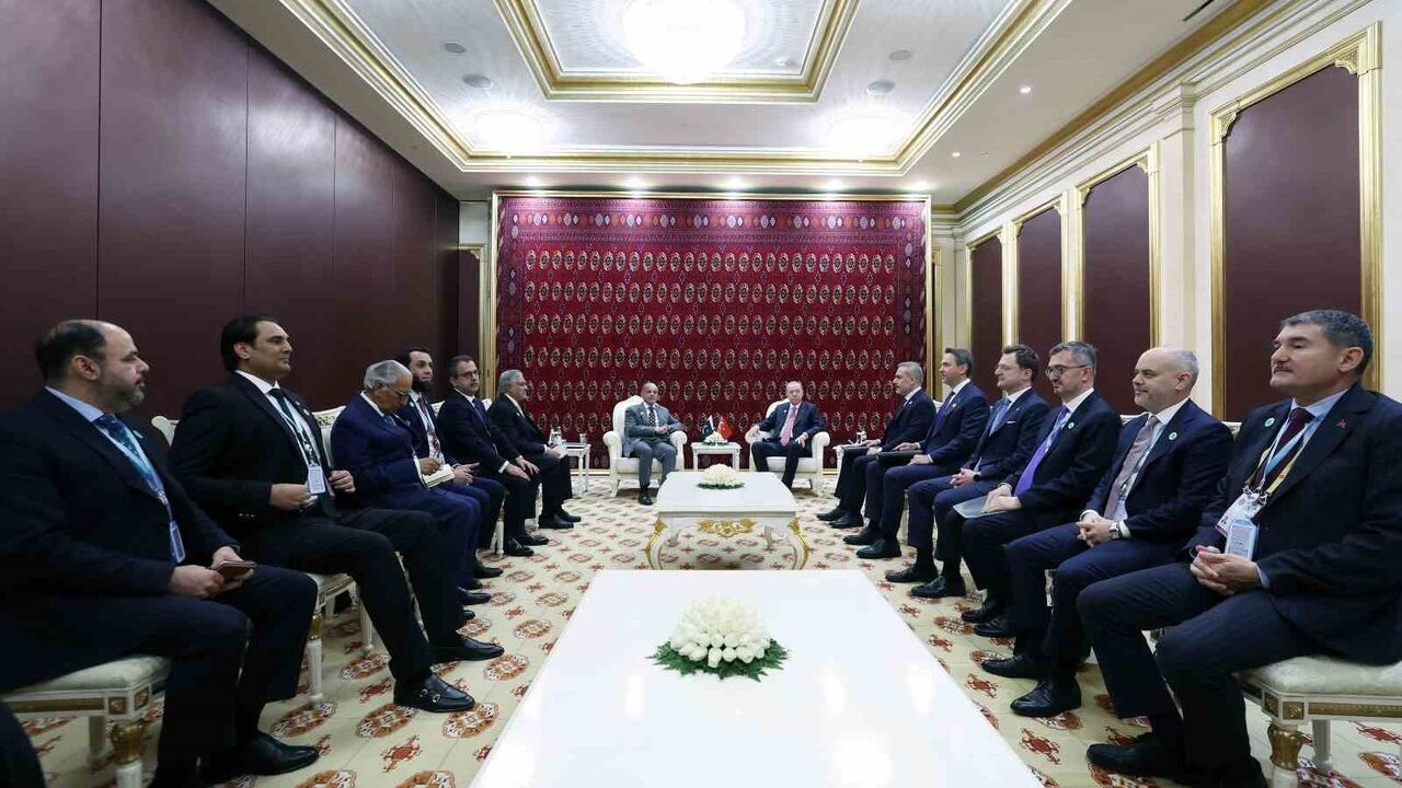 Erdoğan ile Şahbaz Şerif, Aşkabat’ta Uluslararası Barış ve Güven Forumu kapsamında görüştü