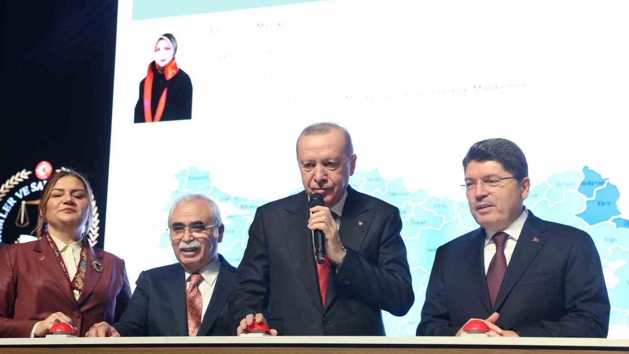 Erdoğan: "Özgürlüklerin herkese eşit uygulandığı yeni Türkiye’yi inşallah herkes kabullenecek"