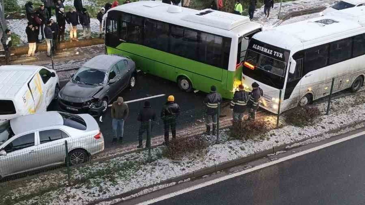Ereğli'de buzlanma zincirleme trafik kazasına neden oldu