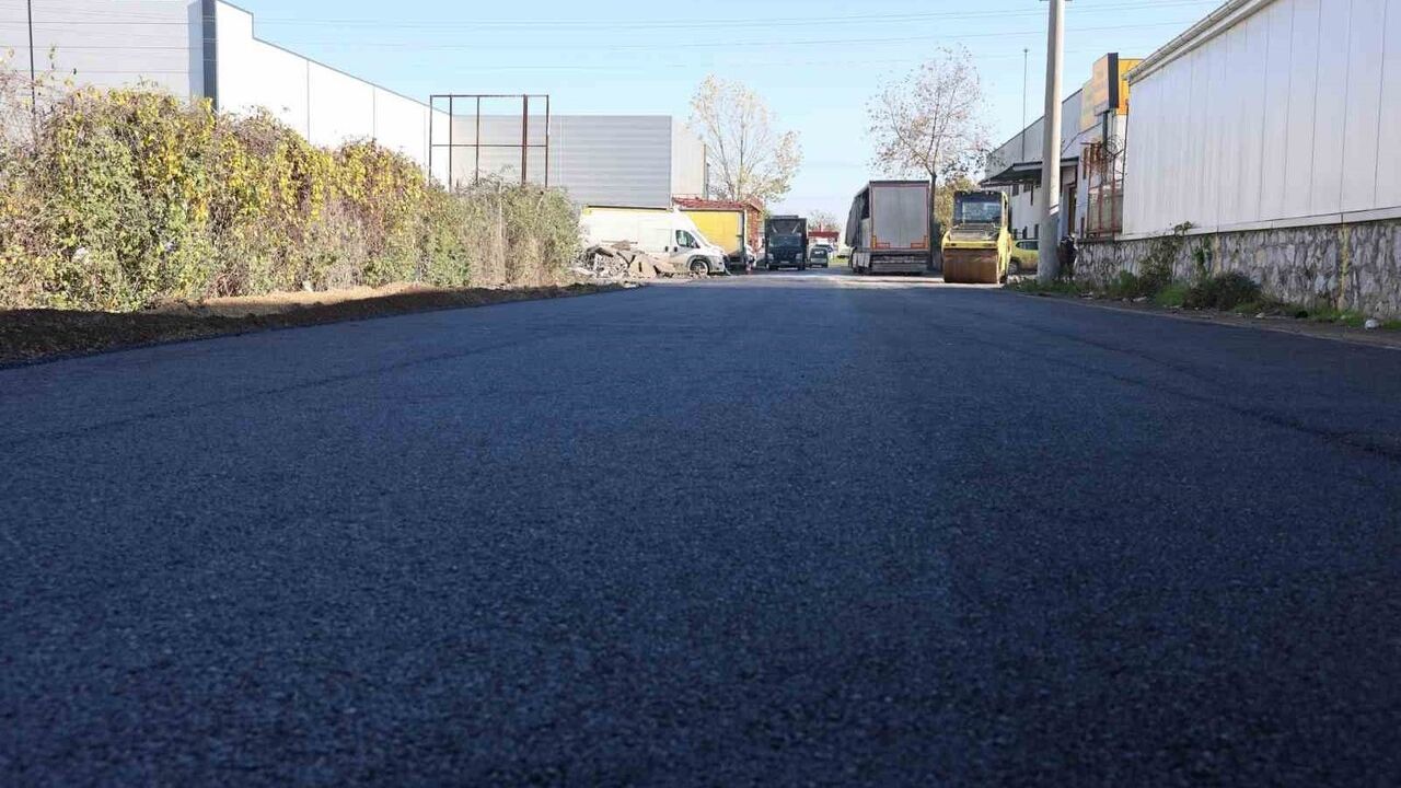 Erenler’de iki mahallede asfalt serim çalışmaları devam ediyor