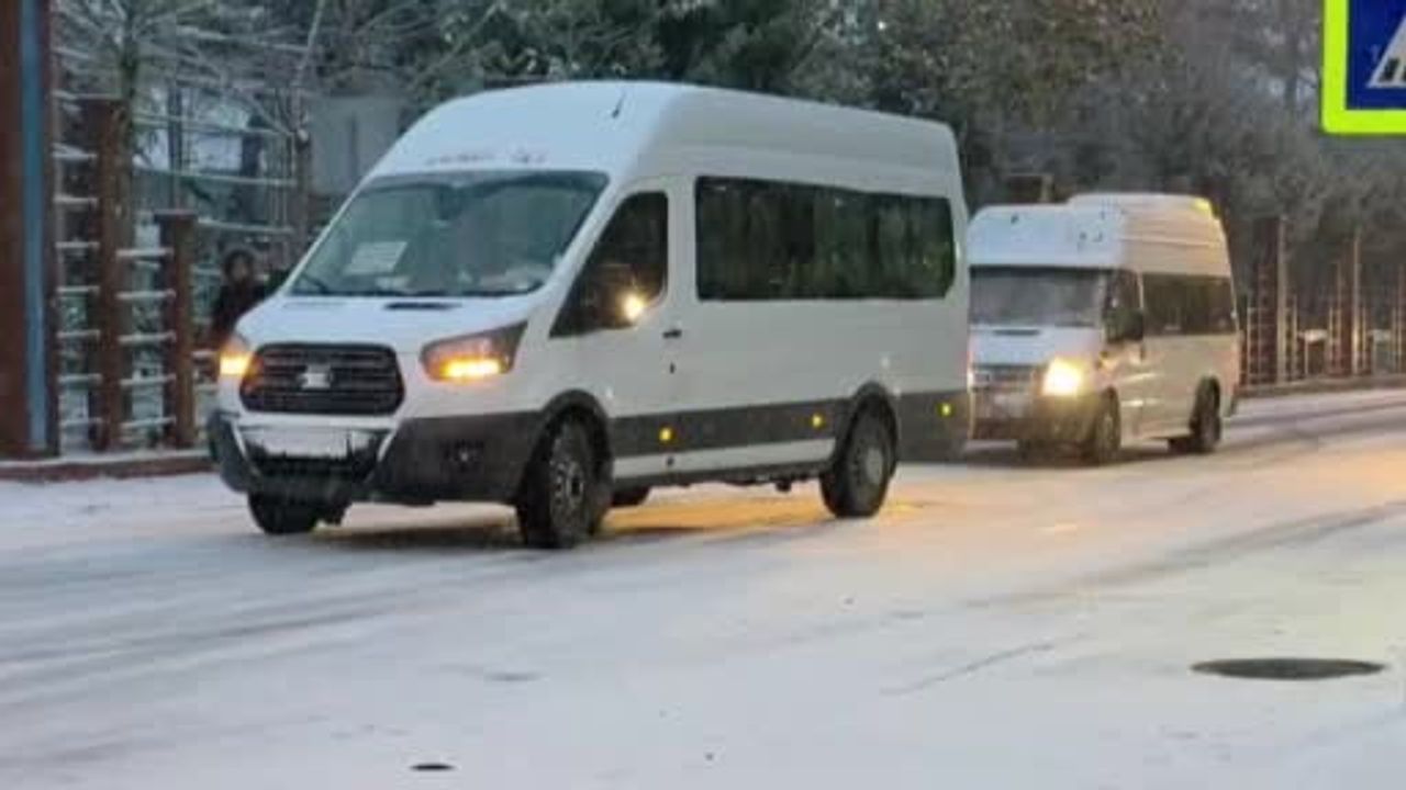 Ergani’de buzlanma ulaşıma engel oldu: Araçlar ve sağlık ekipleri zorlandı